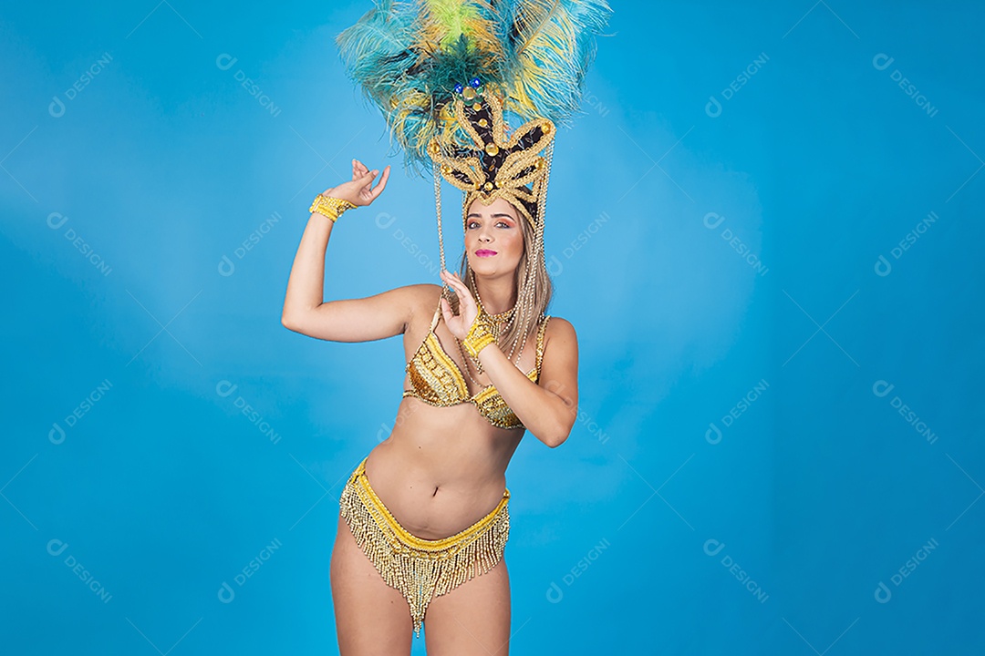 Linda passista loira fantasiada para o carnaval.