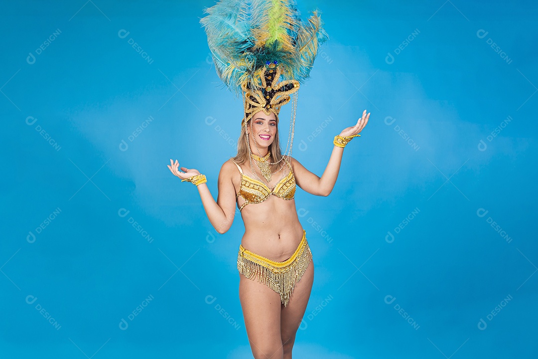 Linda passista loira fantasiada para o carnaval.