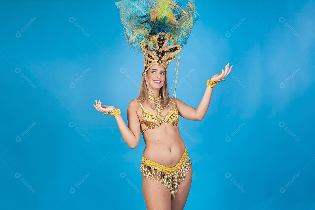 Linda passista loira fantasiada para o carnaval.