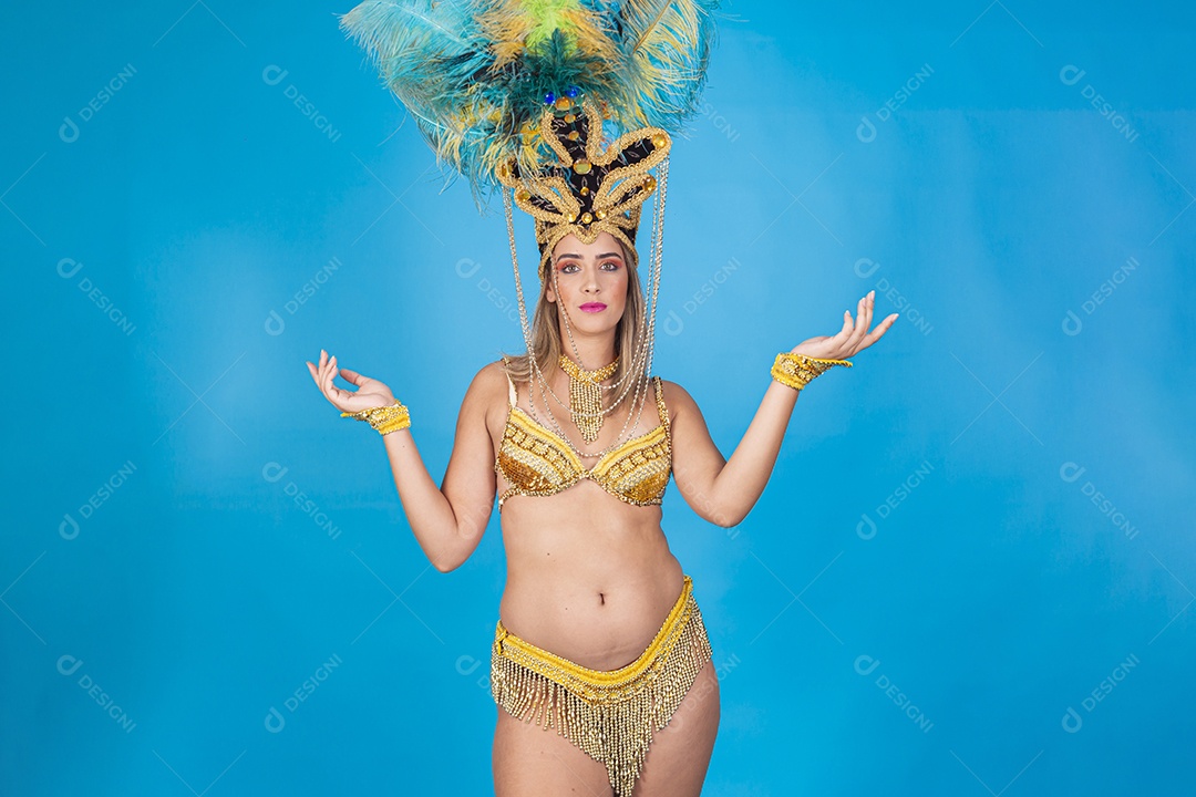 Linda passista loira fantasiada para o carnaval.
