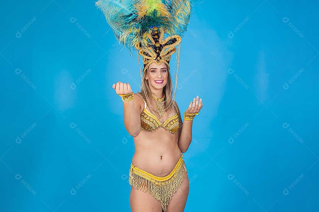 Linda passista loira fantasiada para o carnaval.