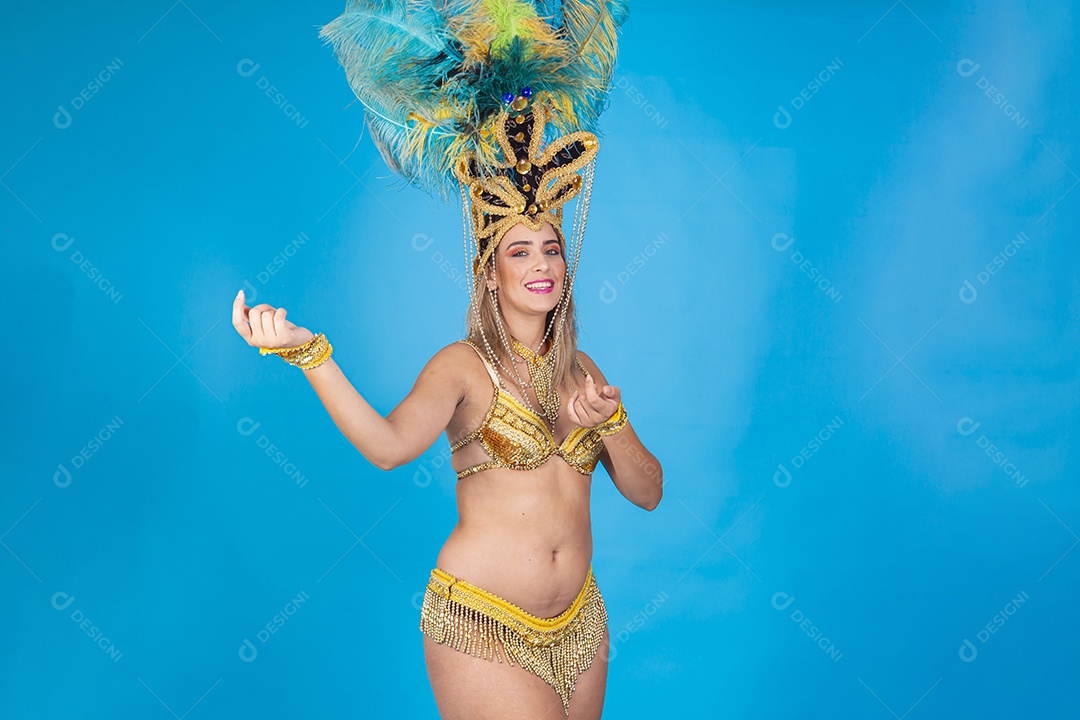 Linda passista loira fantasiada para o carnaval.