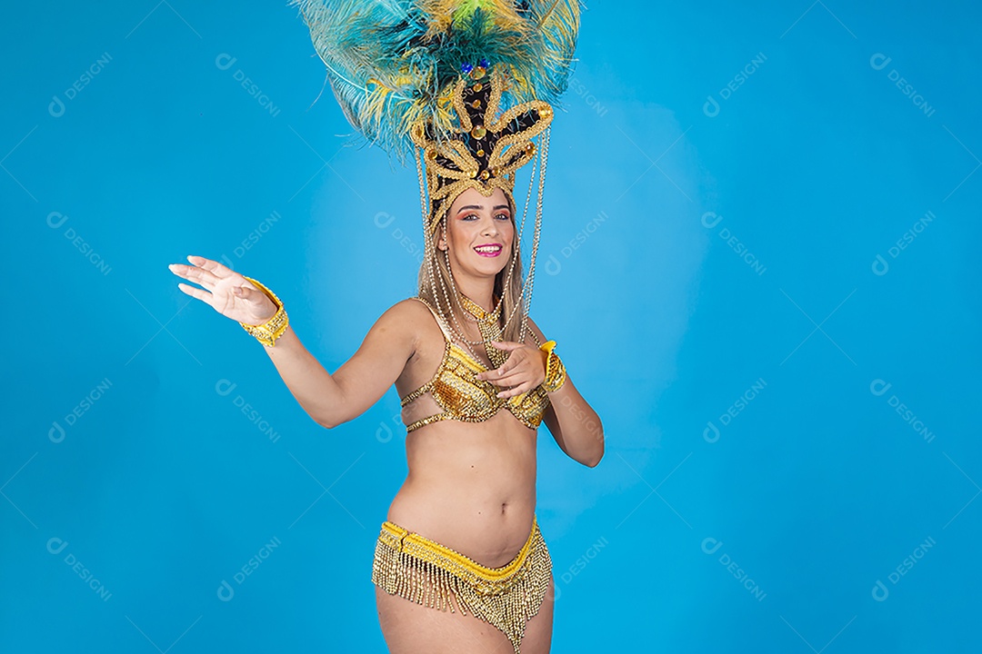 Linda passista loira fantasiada para o carnaval.