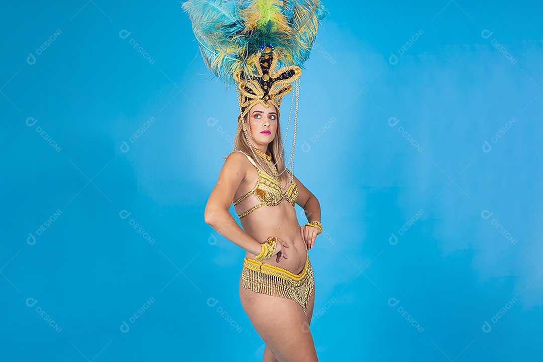 Linda passista loira fantasiada para o carnaval.