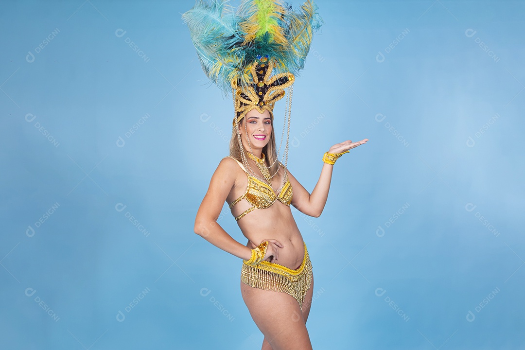 Linda passista loira fantasiada para o carnaval.