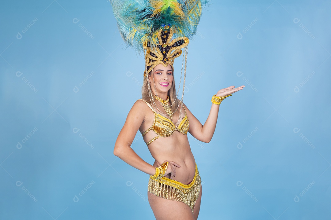 Linda passista loira fantasiada para o carnaval.