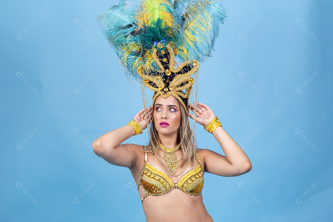 Linda passista loira fantasiada para o carnaval.