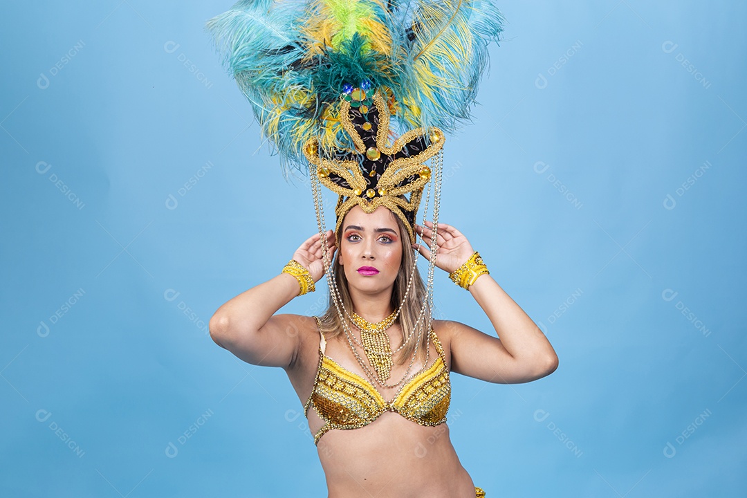 Linda passista loira fantasiada para o carnaval.