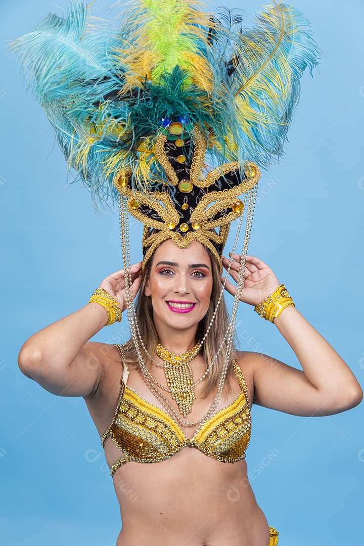 Linda mulher fantasiada para carnaval.