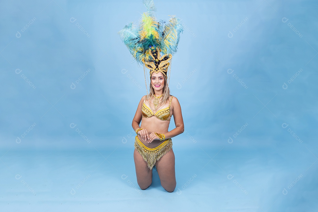 Linda passista loira fantasiada para o carnaval.