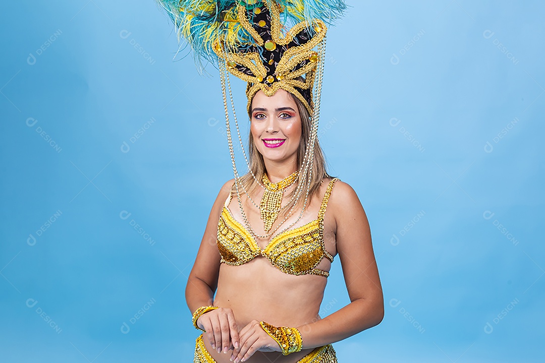 Linda passista loira fantasiada para o carnaval.