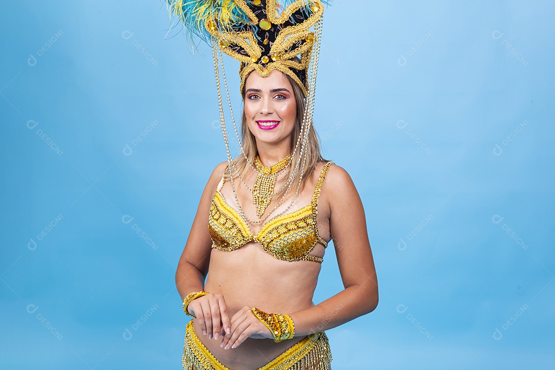 Linda mulher fantasiada para o carnaval.