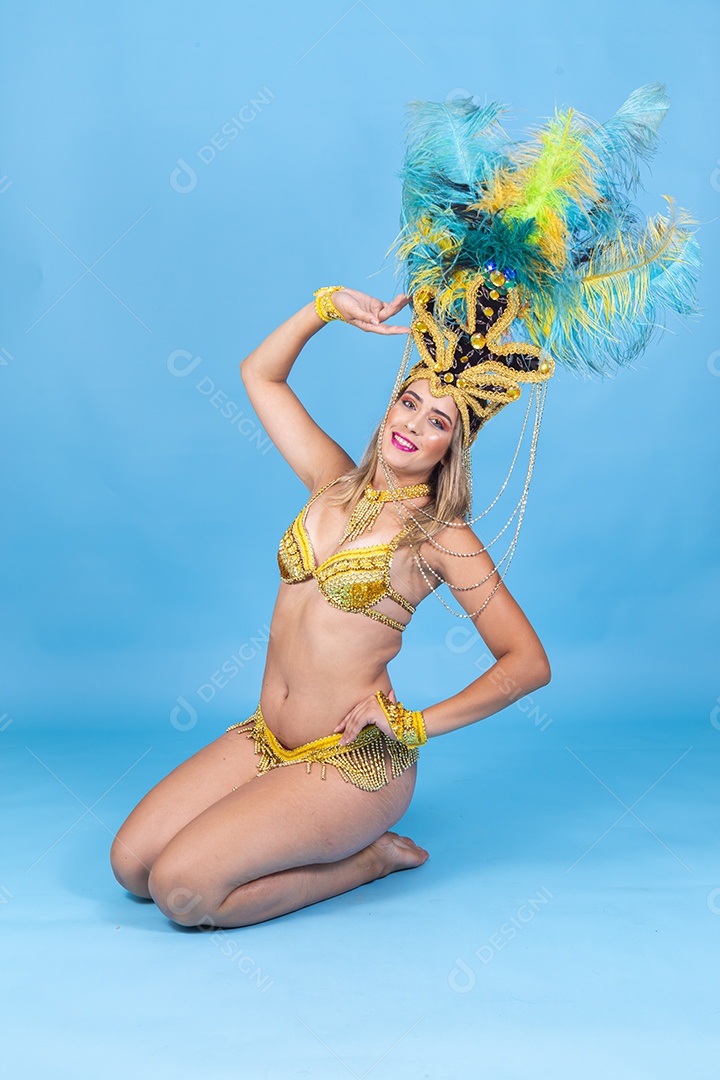 Linda mulher fantasiada para o carnaval.