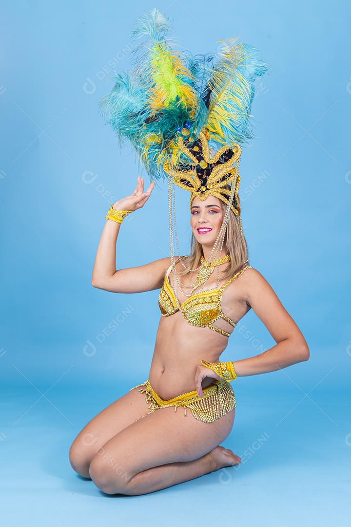 Linda passista loira fantasiada para o carnaval.