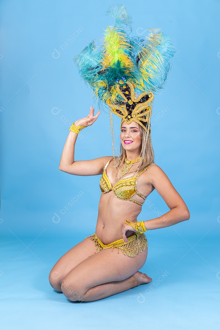 Linda passista loira fantasiada para o carnaval.