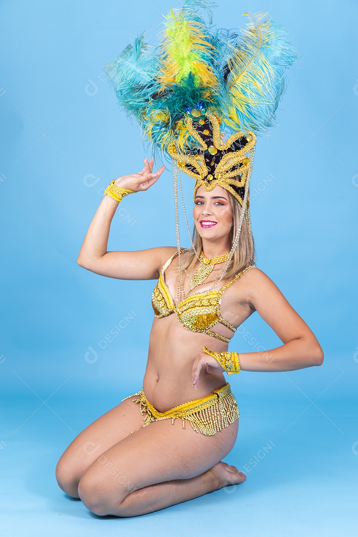 Linda passista loira fantasiada para o carnaval.