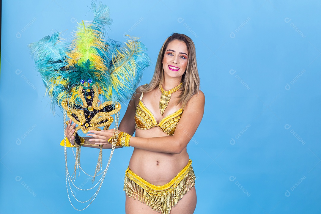 Linda passista loira fantasiada para o carnaval.