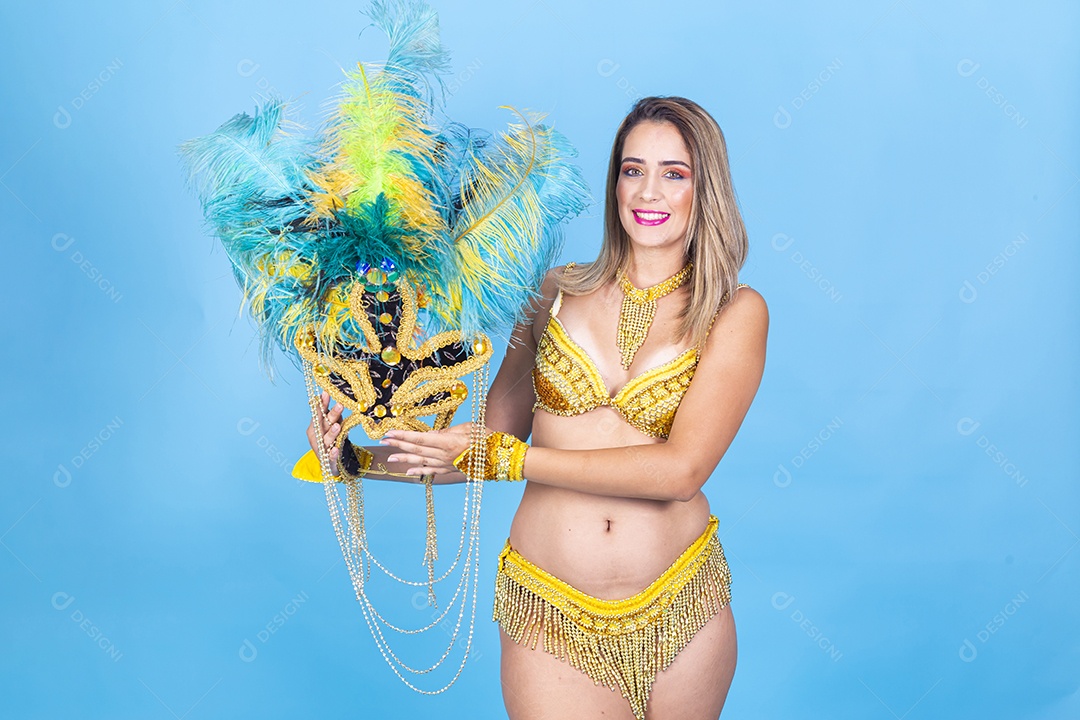 Linda passista loira fantasiada para o carnaval.