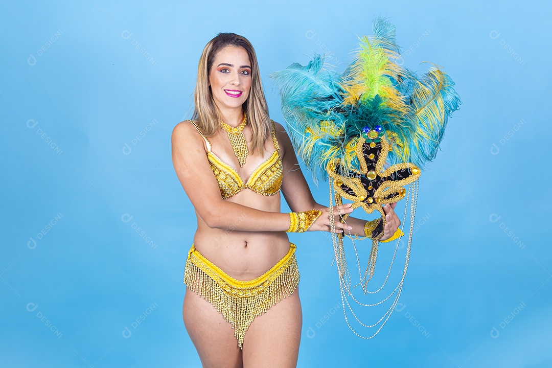 Linda passista loira fantasiada para o carnaval.