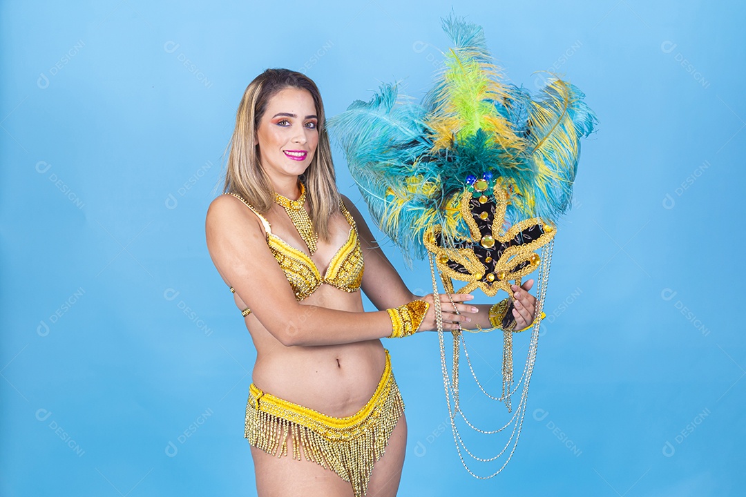 Linda mulher fantasiada para o carnaval segurando coroa.