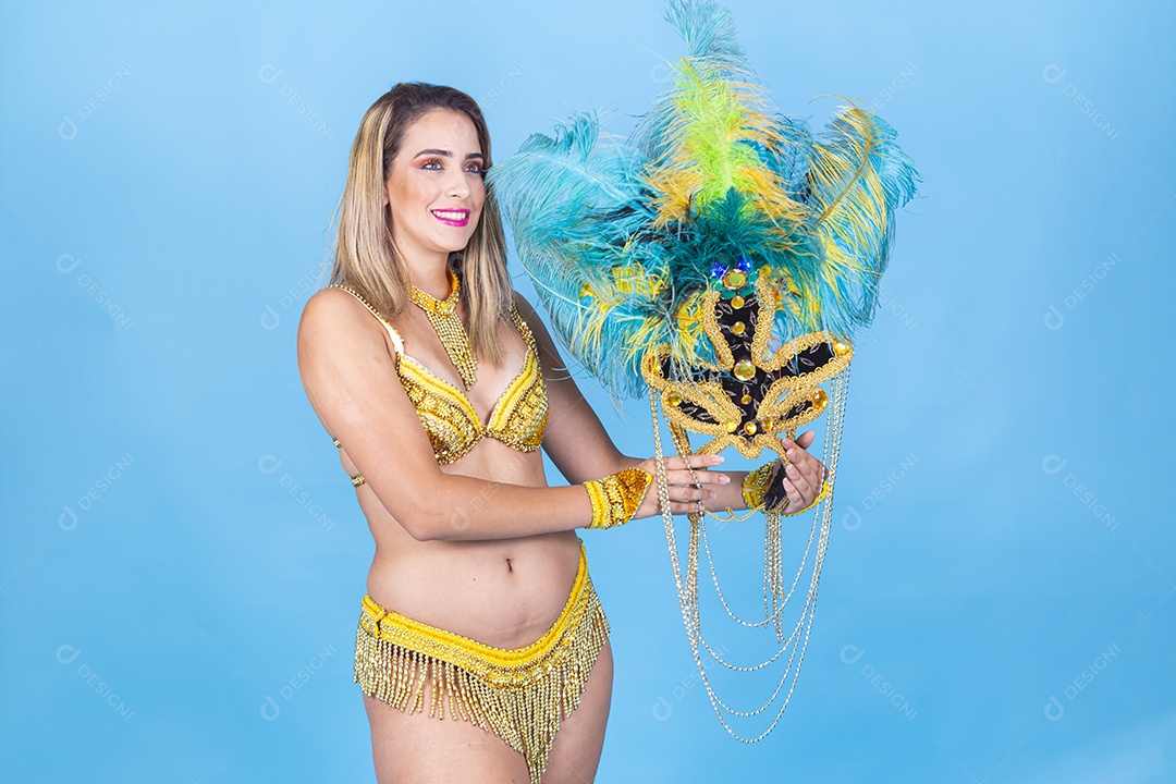 Linda passista loira fantasiada para o carnaval segurando coroa.