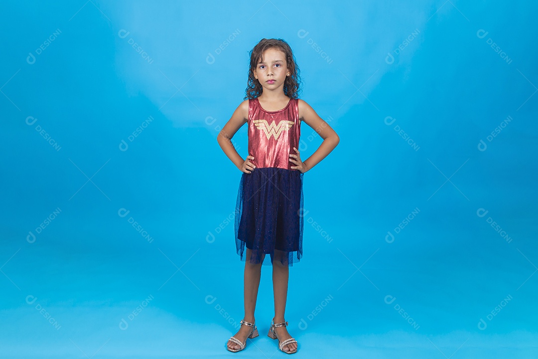 Linda menina fantasiada sobre um fundo isolado azul.