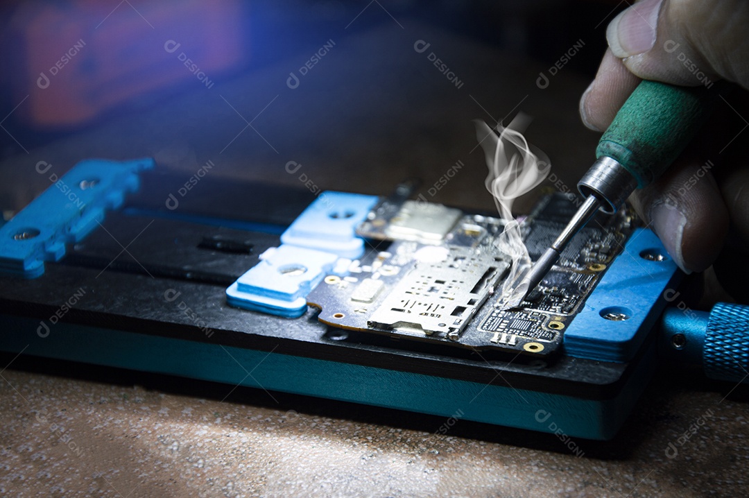 Vista lateral do mecânico fazendo reparos placa mãe do smartphone