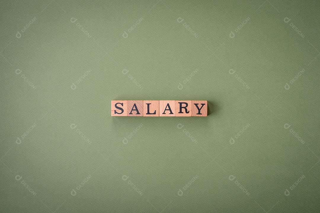 A inscrição Tendência feita de cubos de madeira sobre um fundo liso. Pode ser usado para o seu design