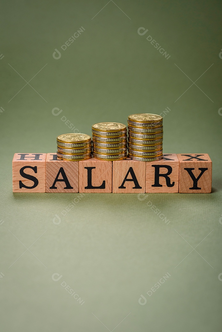 A inscrição Tendência feita de cubos de madeira sobre um fundo liso. Pode ser usado para o seu design