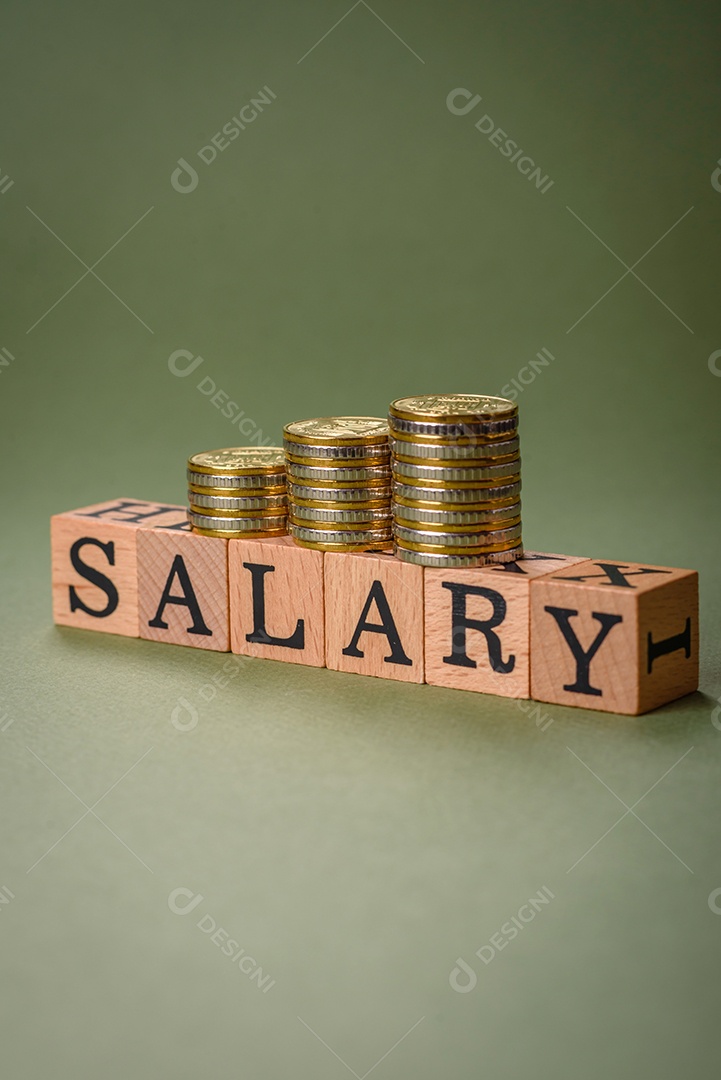 A inscrição Tendência feita de cubos de madeira sobre um fundo liso. Pode ser usado para o seu design