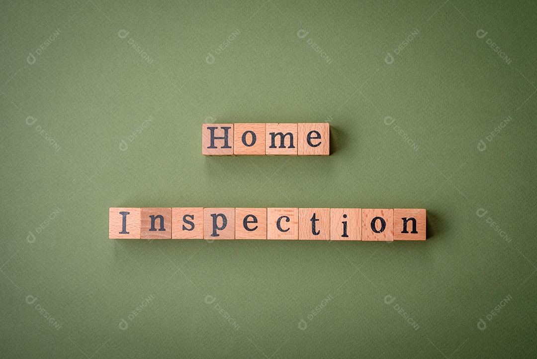 A inscrição Tendência feita de cubos de madeira sobre um fundo liso. Pode ser usado para o seu design