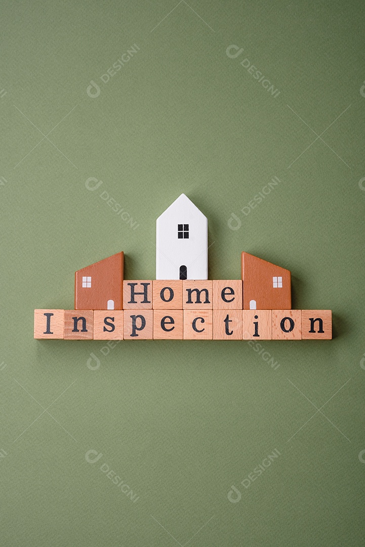 A inscrição Tendência feita de cubos de madeira sobre um fundo liso. Pode ser usado para o seu design