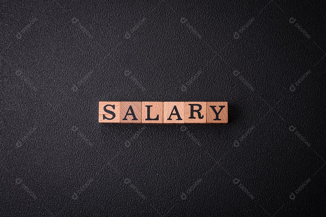 A inscrição Tendência feita de cubos de madeira sobre um fundo liso. Pode ser usado para o seu design