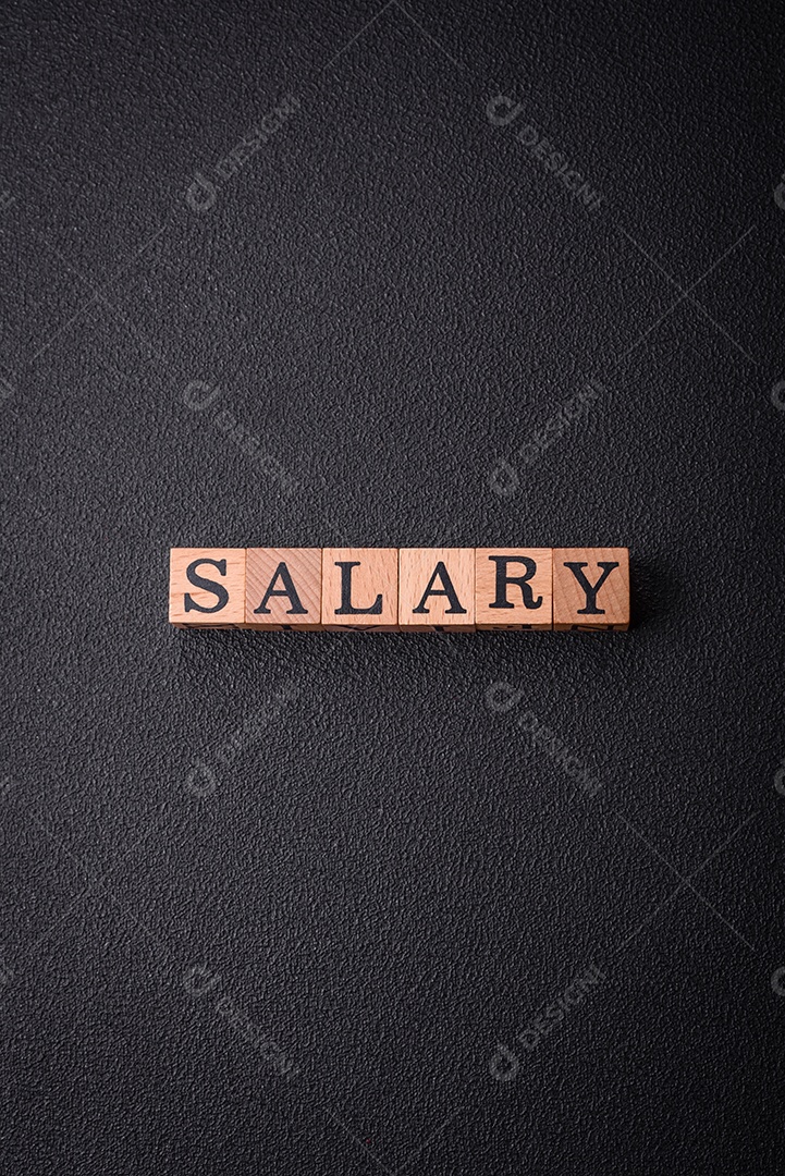 A inscrição Tendência feita de cubos de madeira sobre um fundo liso. Pode ser usado para o seu design