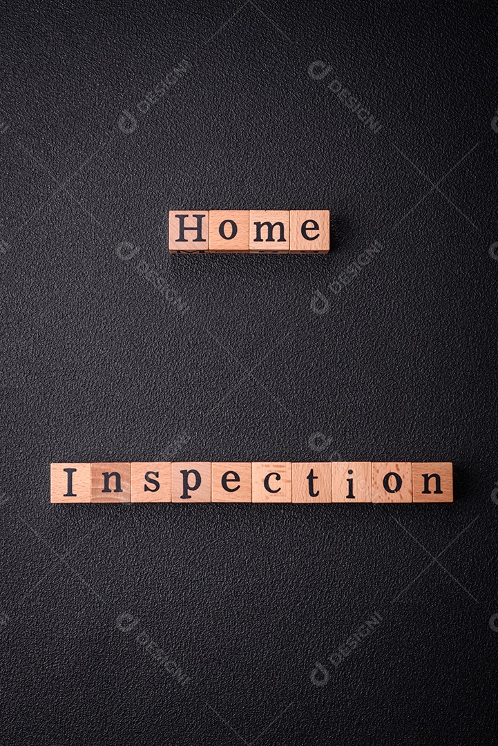 A inscrição Tendência feita de cubos de madeira sobre um fundo liso. Pode ser usado para o seu design