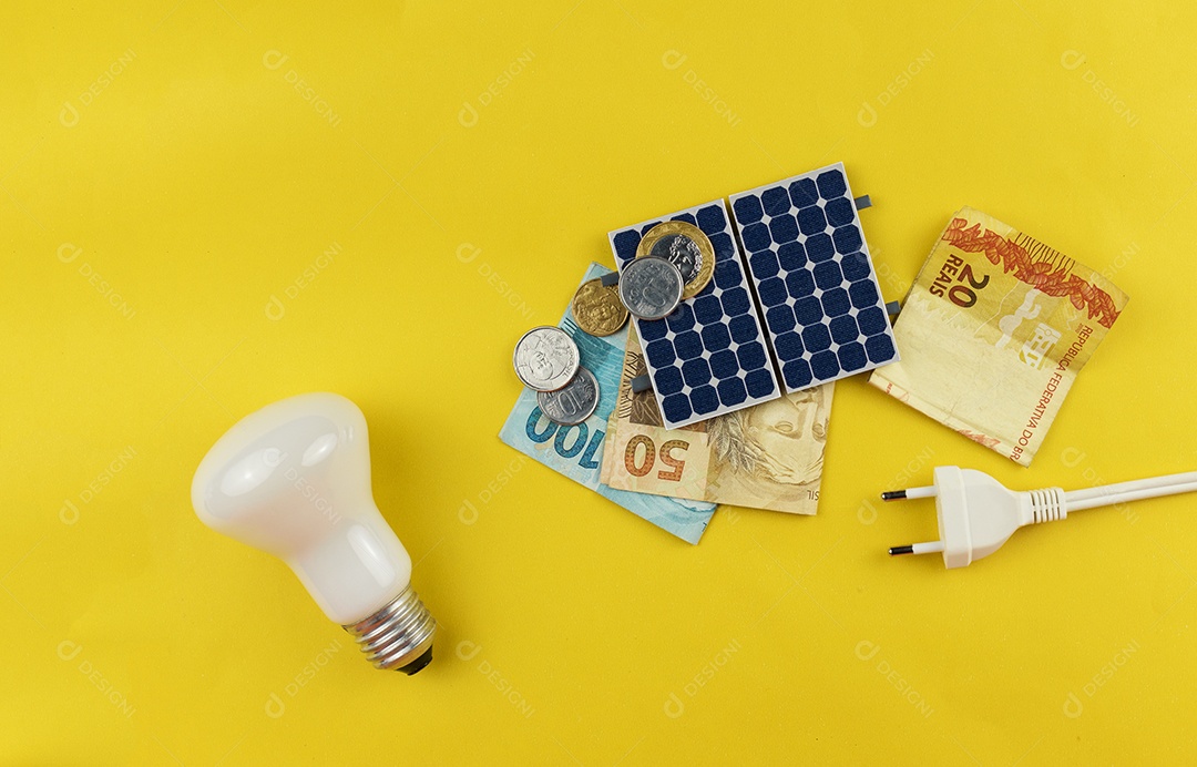 Painel fotovoltaico dinheiro e fio plug isolado em fundo amarelo painel solar com valores variados de dinheiro brasileiro
