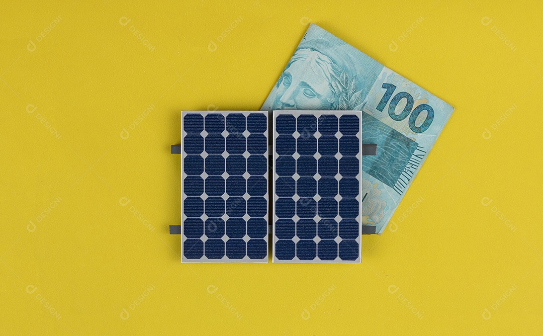 Dinheiro e painel de energia solar fotovoltaica brasileiro notas e moedas brasileiras em cima de um painel solar
