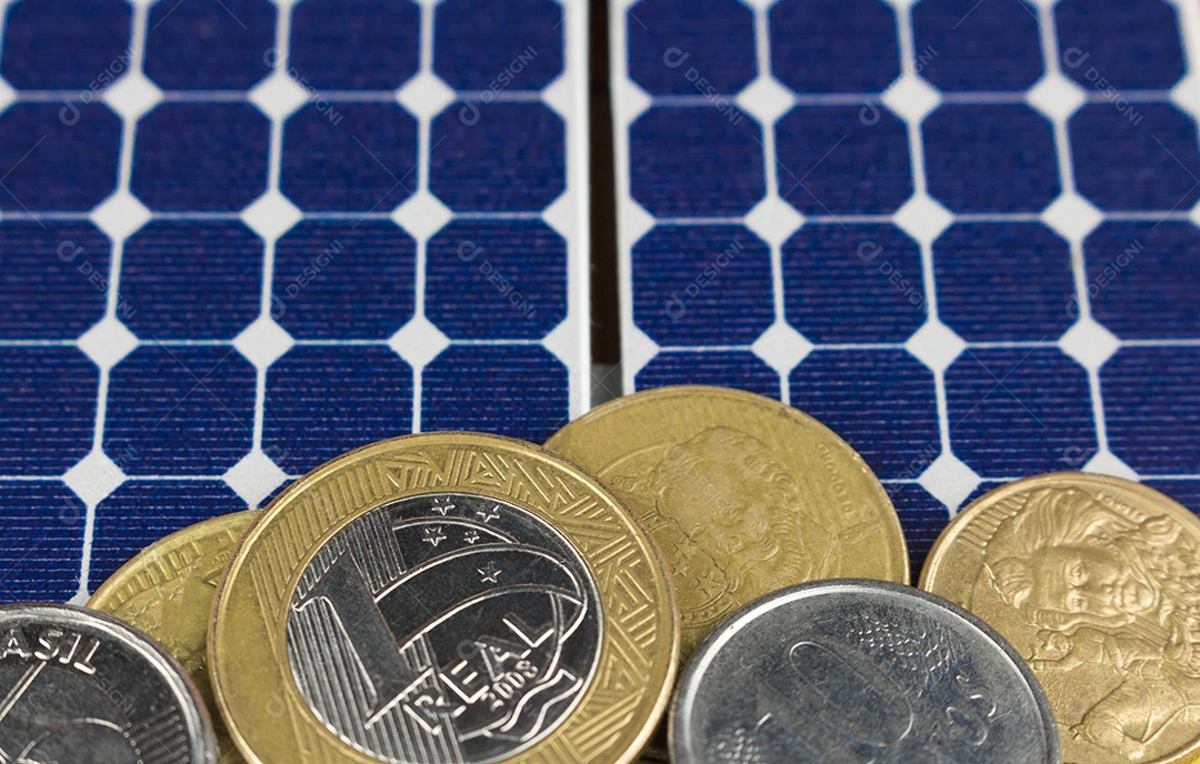 Dinheiro e painel de energia solar fotovoltaica brasileiro notas e moedas brasileiras em cima de um painel solar