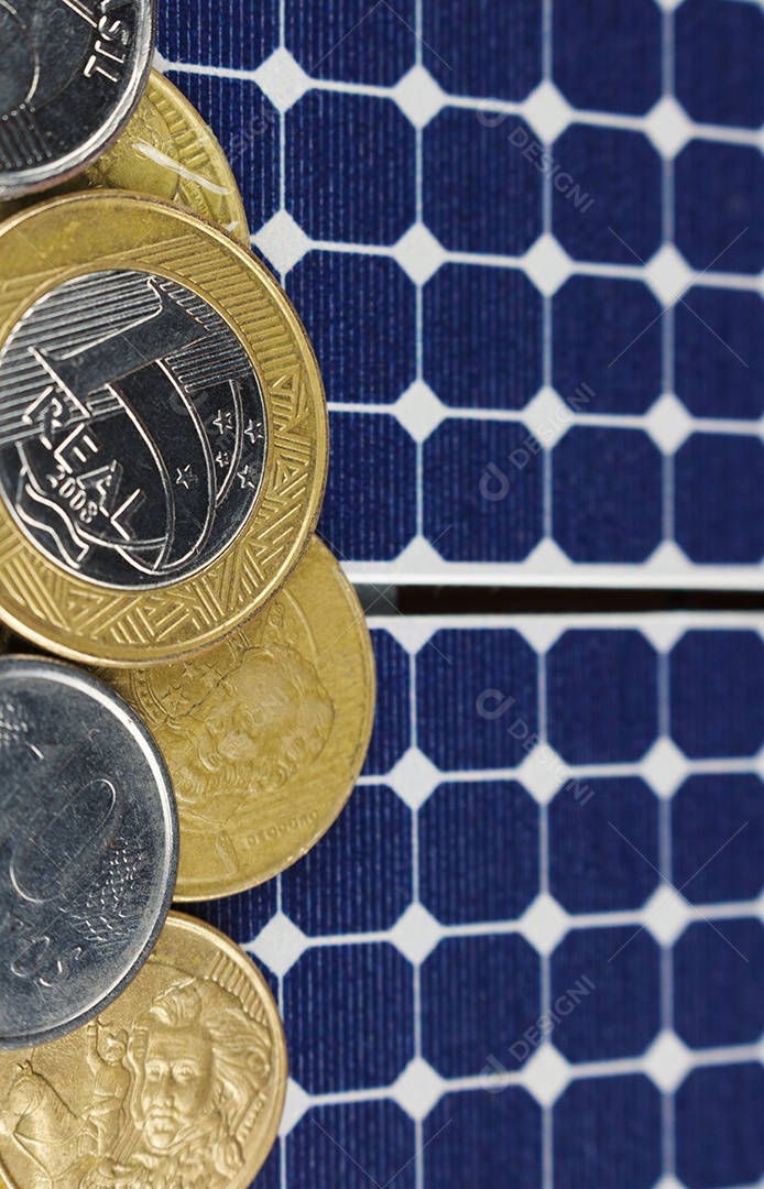 Dinheiro e painel de energia solar fotovoltaica brasileiro notas e moedas brasileiras em cima de um painel solar