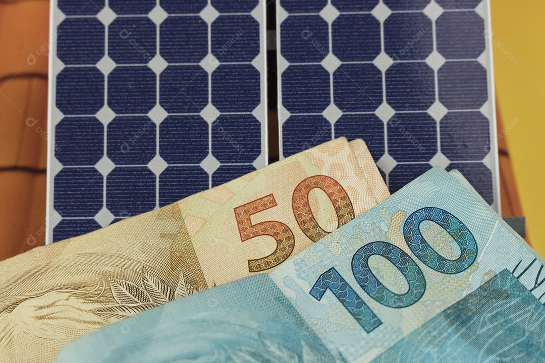 Dinheiro e painel de energia solar fotovoltaica brasileiro notas e moedas brasileiras em cima de um painel solar