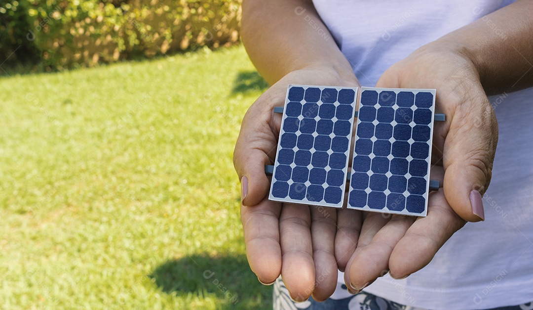 Segurando painel fotovoltaico em fundo natural imagem conceitual de recursos sustentáveis