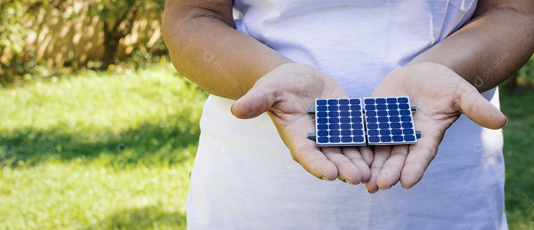 Segurando painel fotovoltaico em fundo natural imagem conceitual de recursos sustentáveis