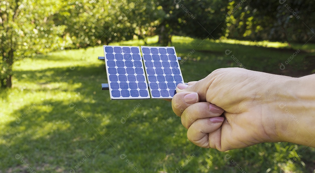 Segurando painel fotovoltaico em fundo natural imagem conceitual de recursos sustentáveis
