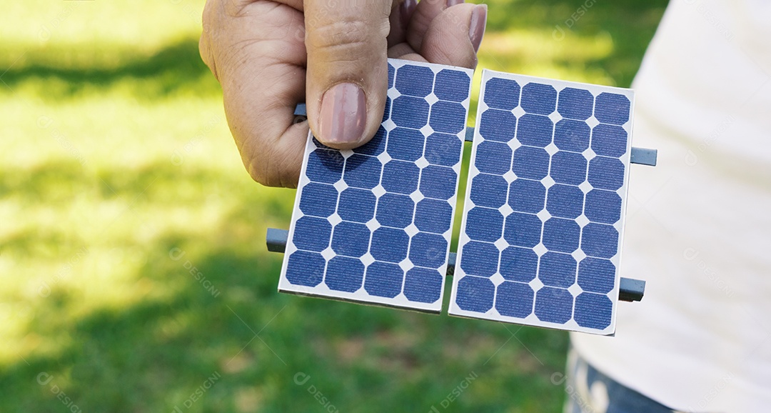 Segurando painel fotovoltaico em fundo natural imagem conceitual de recursos sustentáveis
