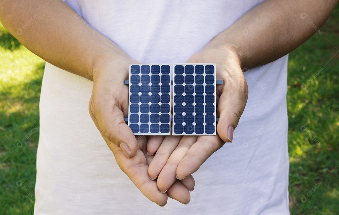 Segurando painel fotovoltaico em fundo natural  imagem Conceitual de recursos sustentáveis