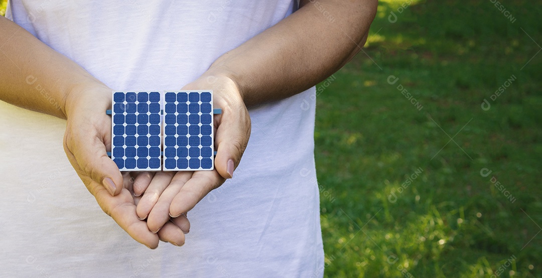 Segurando painel fotovoltaico em fundo natural imagem conceitual de recursos sustentáveis