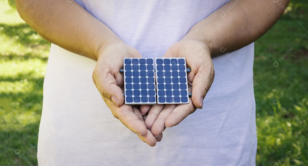 Segurando painel fotovoltaico em fundo natural imagem conceitual de recursos sustentáveis