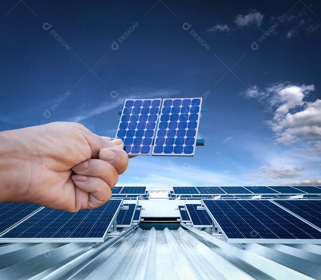 Instalação de usina fotovoltaica no telhado de um edifício residencial em dia ensolarado  imagem conceitual de energia solar