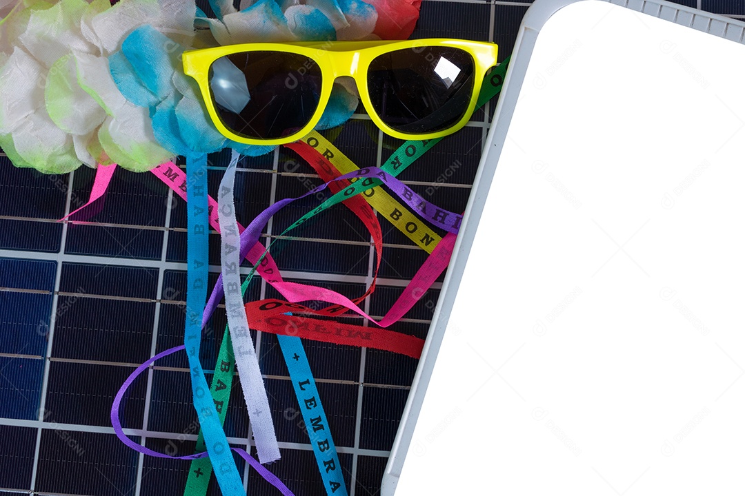 Modelo de carnaval com painel solar fotovoltaico com elementos do carnaval brasileiro