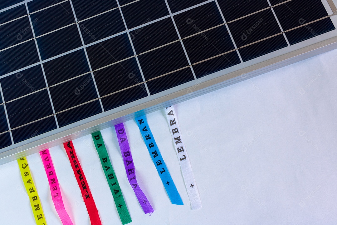 Modelo de carnaval com painel solar fotovoltaico com elementos do carnaval brasileiro